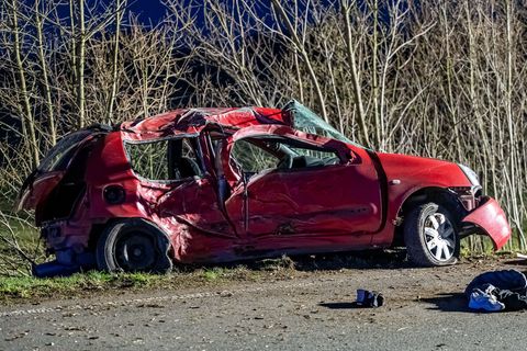 Die Polizei ermittelt zu den Hintergründen des Unfalls. Foto: Markus Klümper/dpa