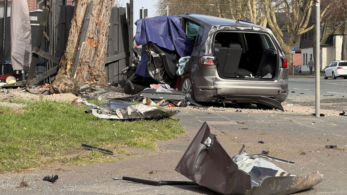Ein tödlicher Unfall in Castrop-Rauxel hinterlässt ein Trümmerfeld. Foto: Justin Brosch/dpa