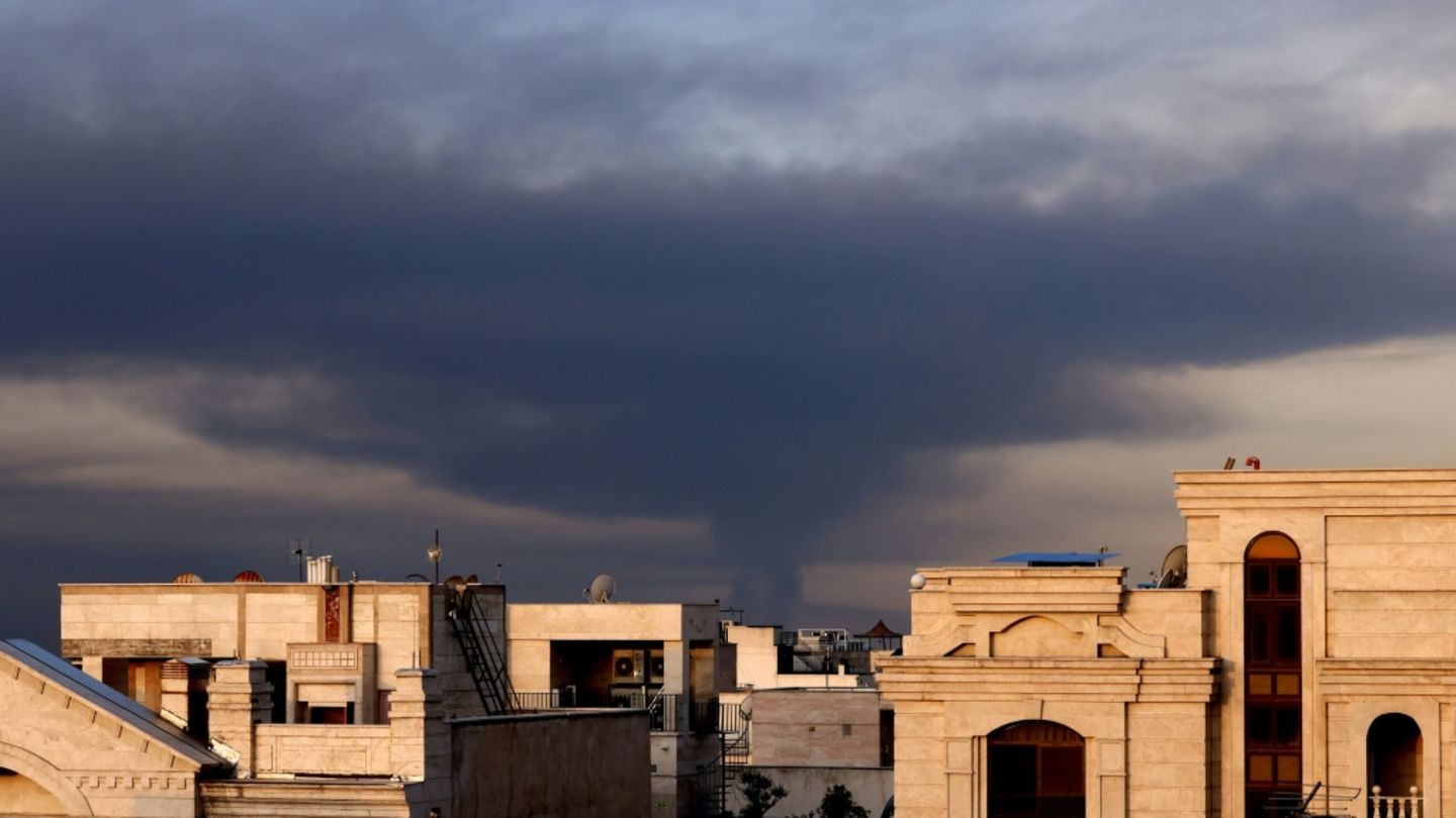 Israel fliegt massive Angriffswelle auf Iran - Golfstaaten erneut im Visier Teherans