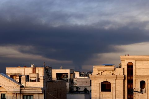 Rauchsäule über Teheran nach Luftangriffen