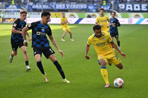 Umkämpftes Duell: Paderborns Santiago Castaneda und Braunschweigs Leon Bell Bell. Foto: Swen Pförtner/dpa