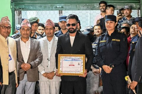 Balendra Shah (M.) mit Siegesurkunde