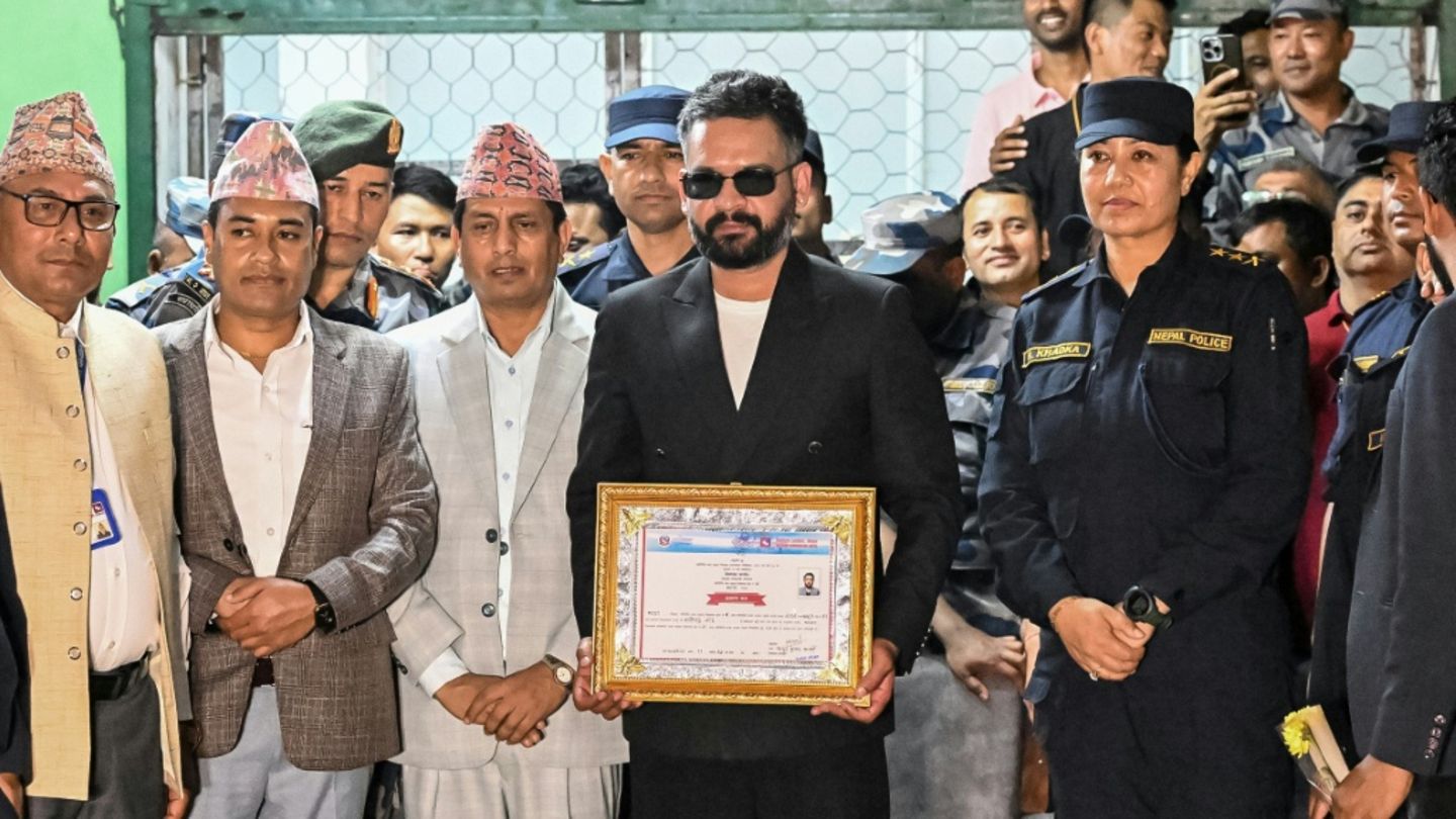 Balendra Shah (M.) mit Siegesurkunde