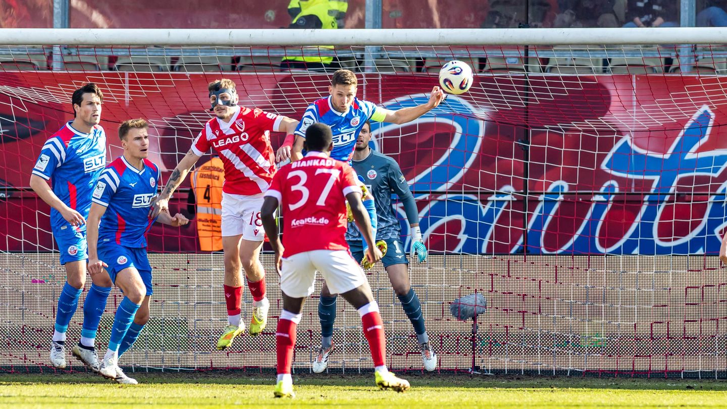 Stark umkämpft war das Topspiel der dritten Liga. Foto: Frank Hammerschmidt/dpa