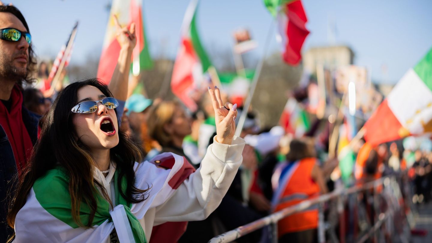 Hunderte von Menschen forderten am Brandenburger Tor Freiheit für den Iran. Foto: Christoph Soeder/dpa