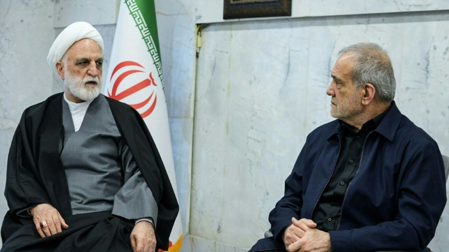 Justizchef Mohseni Edschei (l.) und Präsident Peseschkian