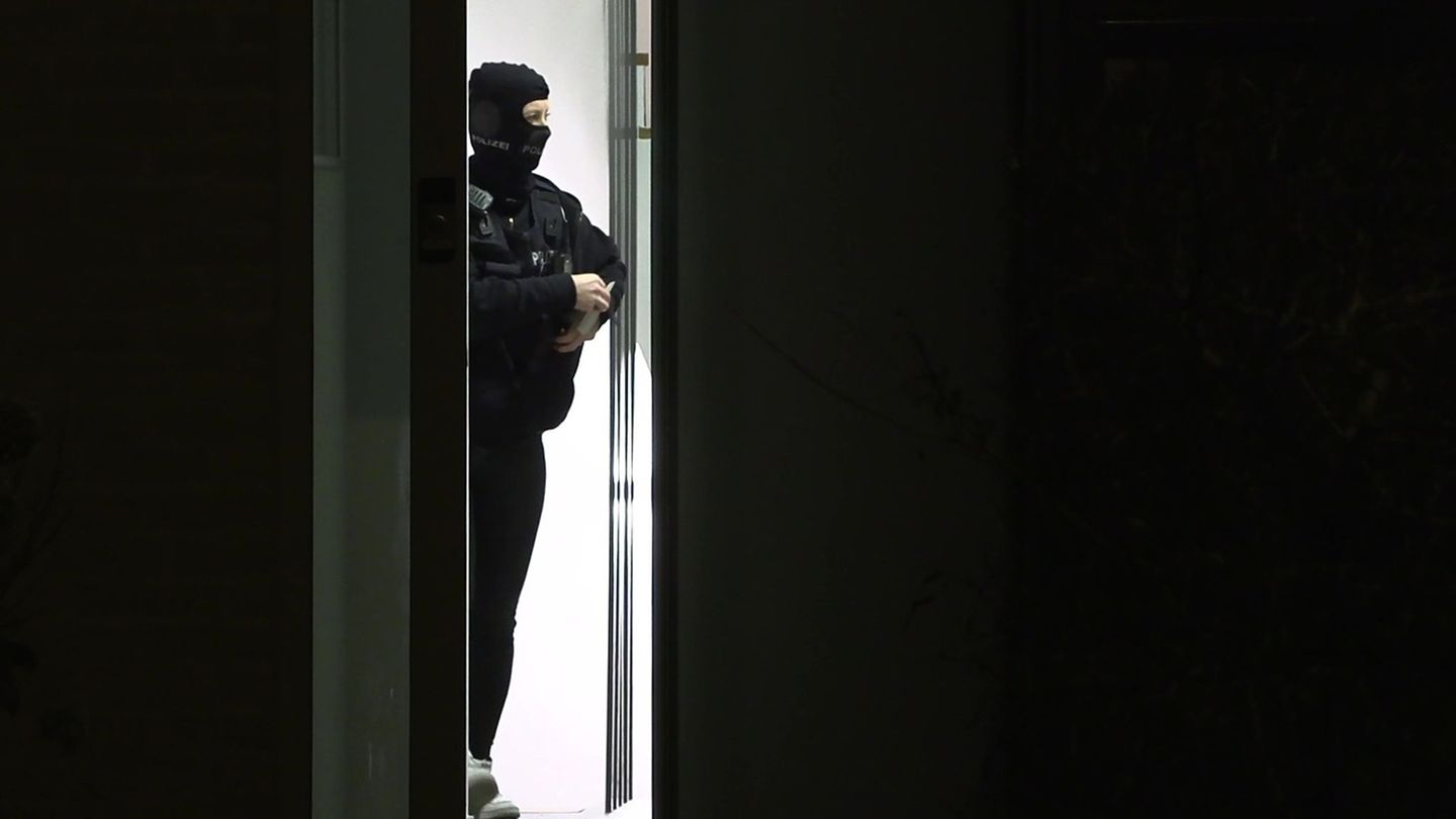 Großeinsatz: SEK nimmt bewaffneten Mann nach Angriff auf Mutter fest