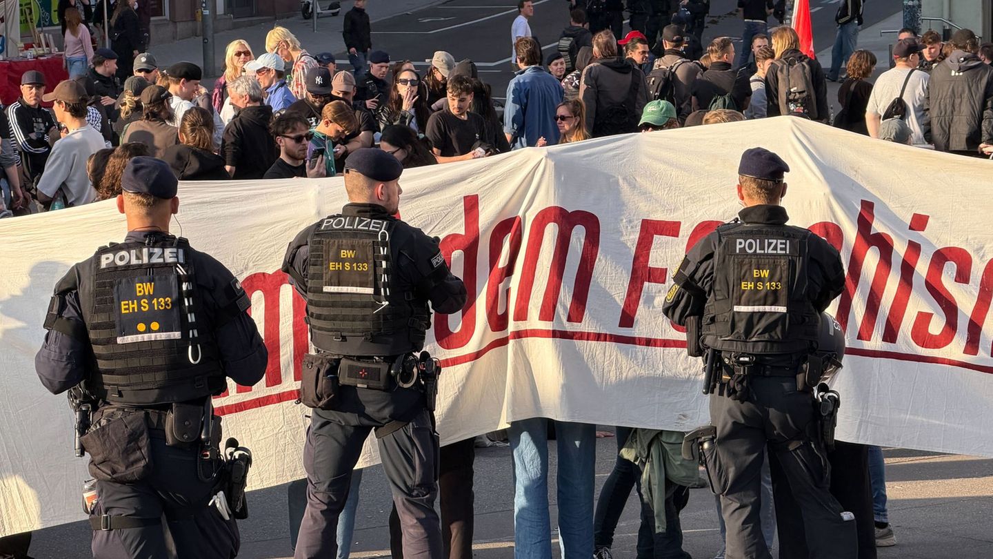 Polizeibeamte kesselten Gegendemonstranten aus dem linken Spektrum bei der Versammlung der Querdenker-Szene in Stuttgart ein. Fo