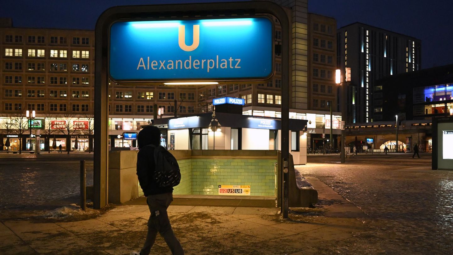 Ein Unbekannter hat einen jungen Mann bei einer Auseinandersetzung am Alexanderplatz mit einer Stichwaffe verletzt. (Archivbild)