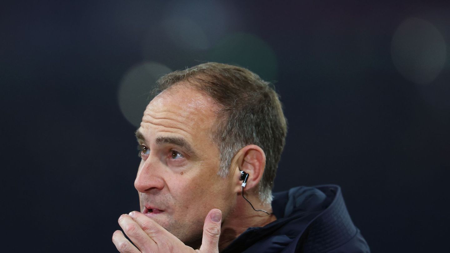 Oliver Mintzlaff sprach nach dem Spiel zu den Leipziger Profis. (Archivbild) Foto: Jan Woitas/dpa