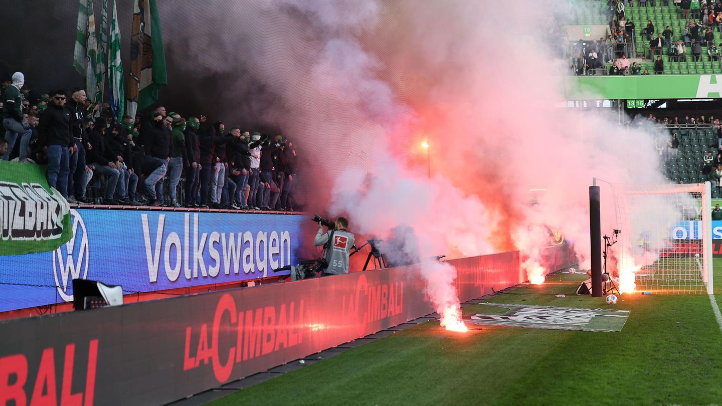 Bundesliga: Tumulte und Pyro: Wolfsburger Chaos nach Pleite gegen HSV