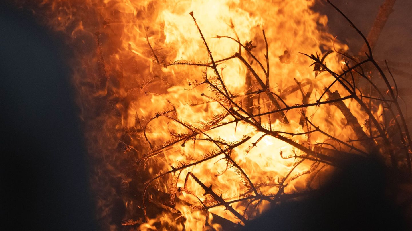 Funkenflug mit Folgen: Mann verbrennt aus Versehen das Segelboot seiner Nachbarn