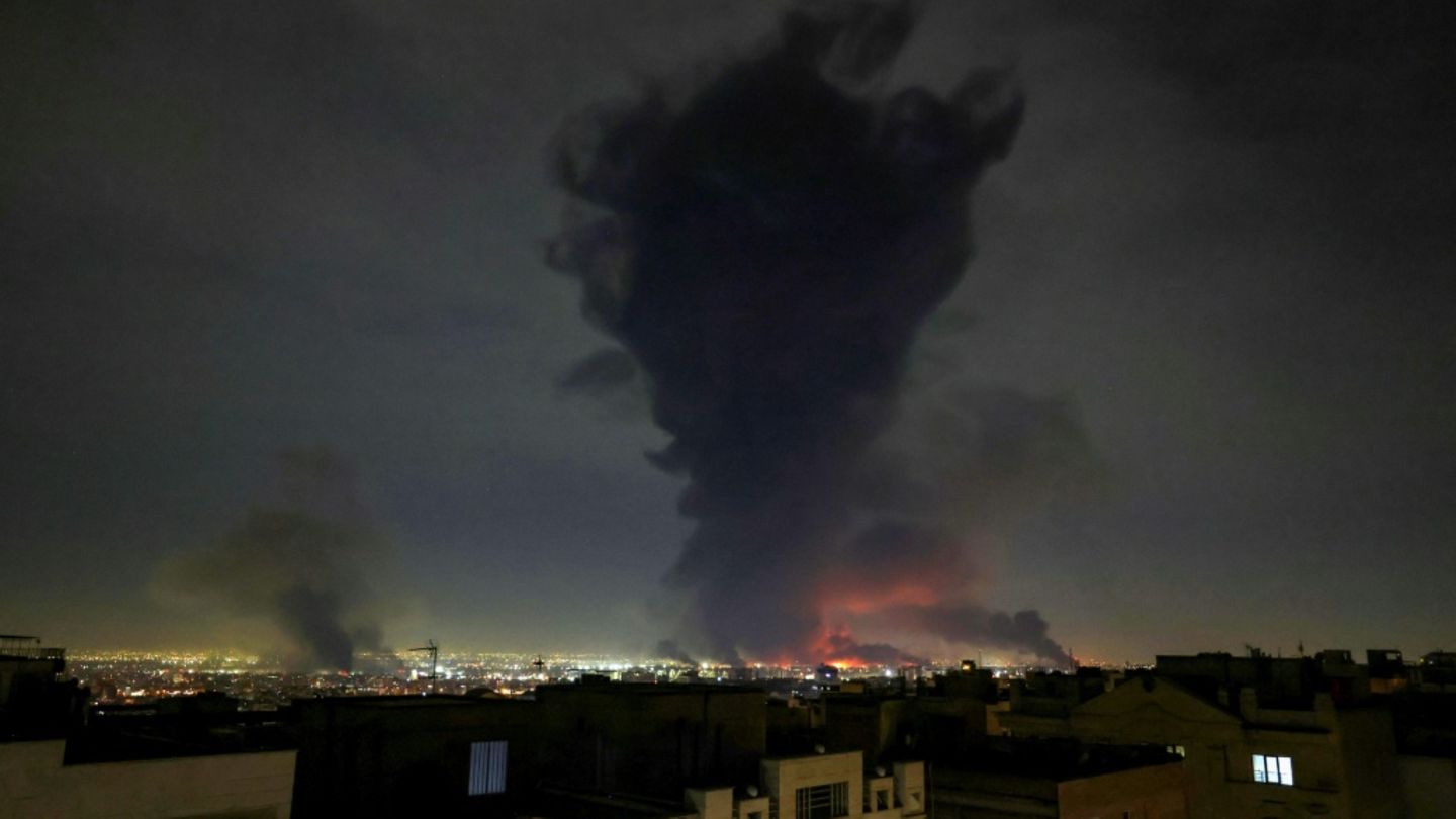 Rauch über dem Flughafen von Teheran