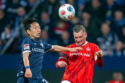 Koji Miyoshi und Marlon Ritter im Kopfballduell. Foto: David Inderlied/dpa