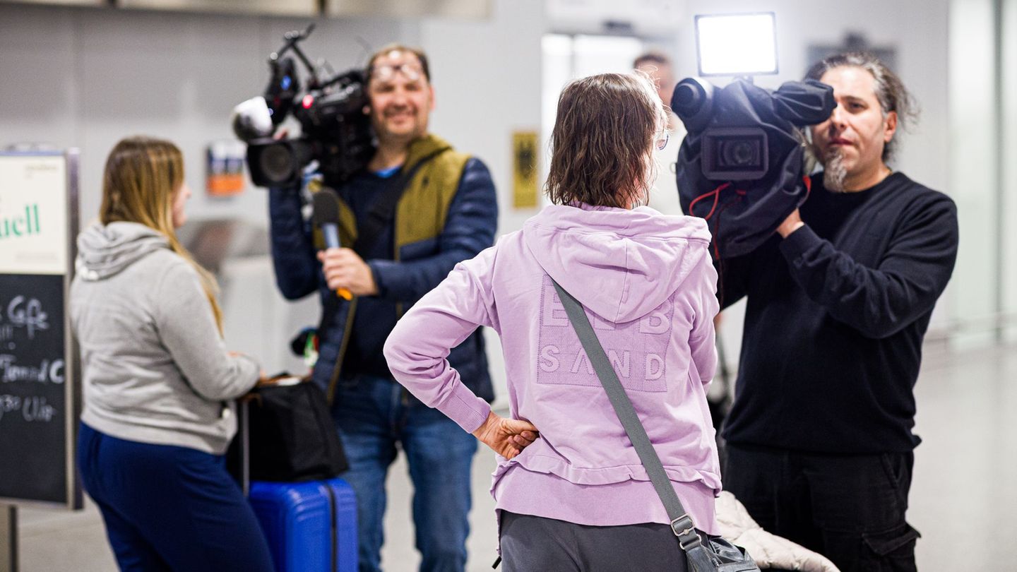 Wieder kehren gestrandete Urlauber nach Deutschland zurück. Foto: Moritz Frankenberg/dpa