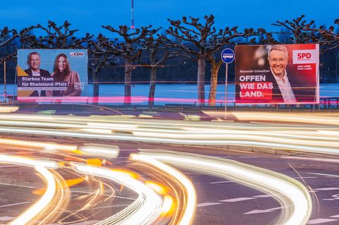 Ministerpräsident Alexander Schweitzer (SPD, rechtes Plakat) und Gordon Schnieder (CDU) engagieren sich schon seit Jugendtagen f