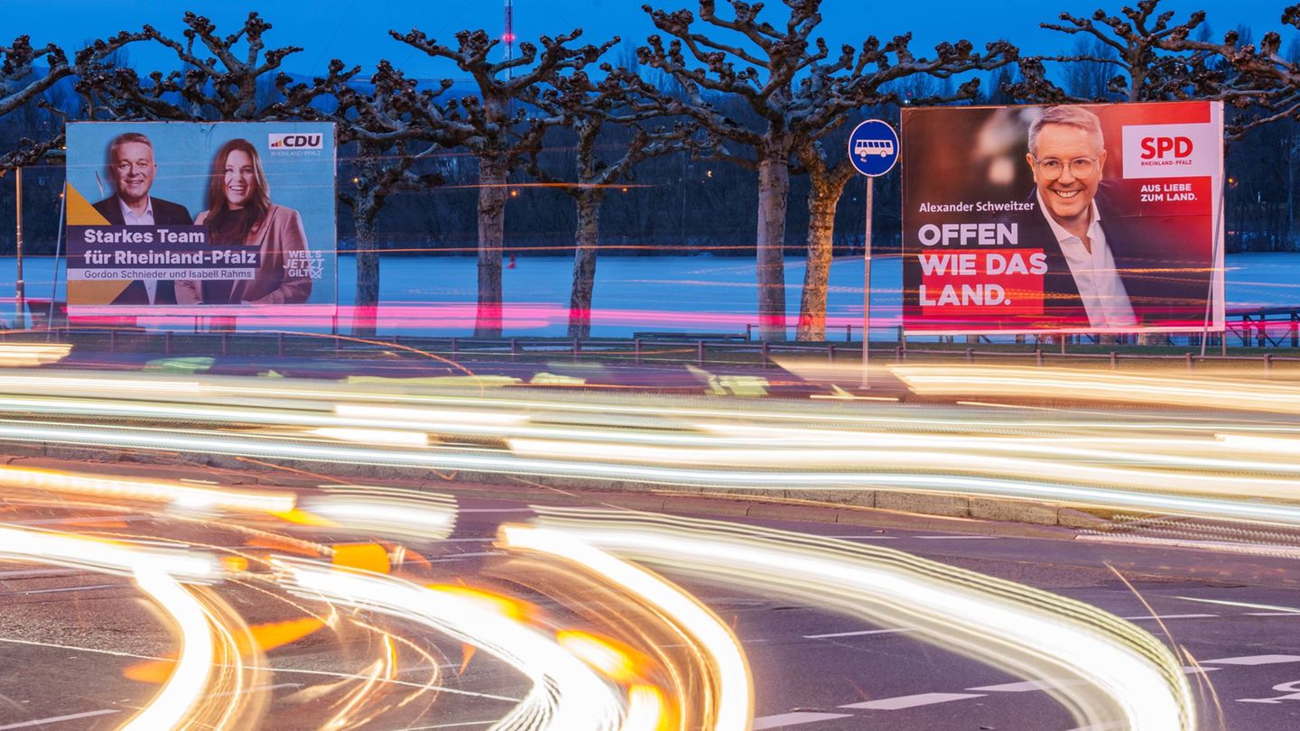 Ministerpräsident Alexander Schweitzer (SPD, rechtes Plakat) und Gordon Schnieder (CDU) engagieren sich schon seit Jugendtagen f
