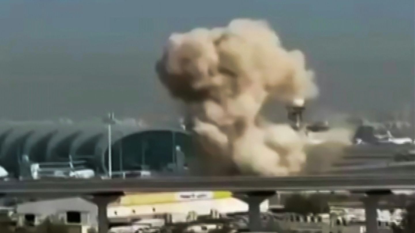 Rauchwolke am Flughafen von Dubai