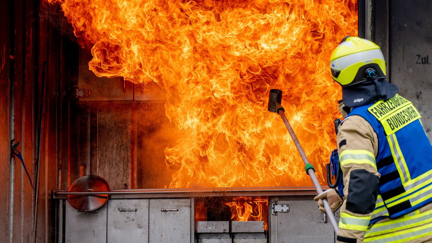 Für Einsatze auf Schiffen sollen in Niedersachsen Feuerwehrleute bald in einem neuen maritimen Trainingszentrum üben können. (Sy