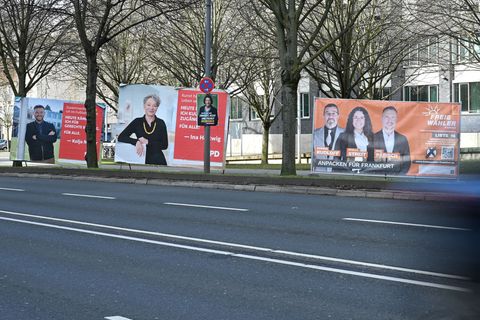 Alle paar Meter steht ein Plakat. (Archivbild) Foto: Michael Brandt/dpa