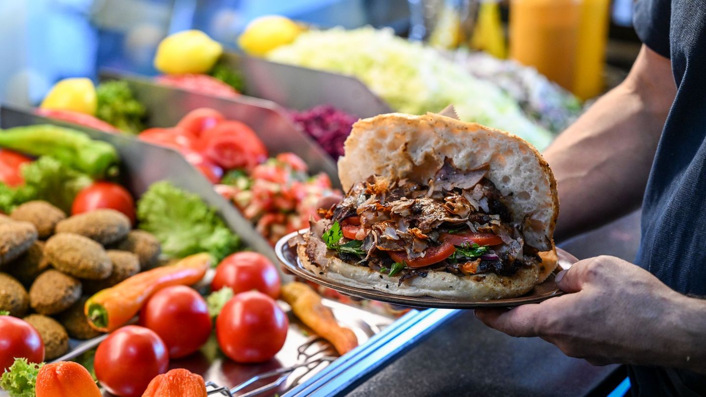Preise am Imbissstand: Döner in Berlin wieder günstiger - zumindest punktuell