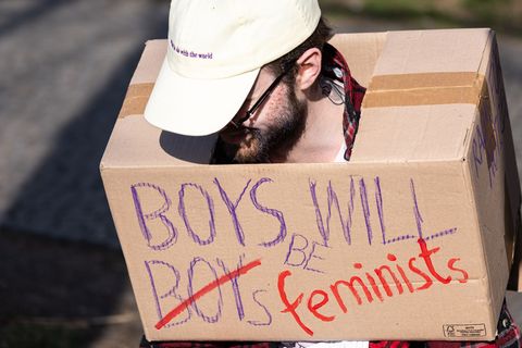 Boys will be Boys? Ein Teilnehmer einer Frauentagsdemonstration spricht sich dafür aus, dass Jungs lieber Feministen werden. (Ar