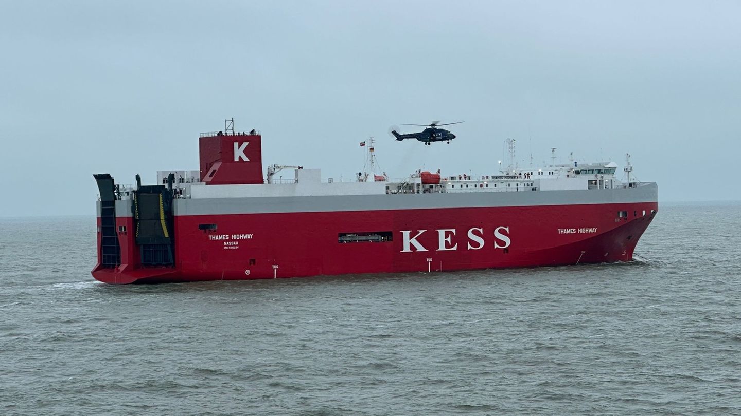 Auf Schiffsbrände spezialisierte Feuerwehrleute werden oft mit Hubschraubern zu den Havaristen auf See geflogen - wie hier im Ja