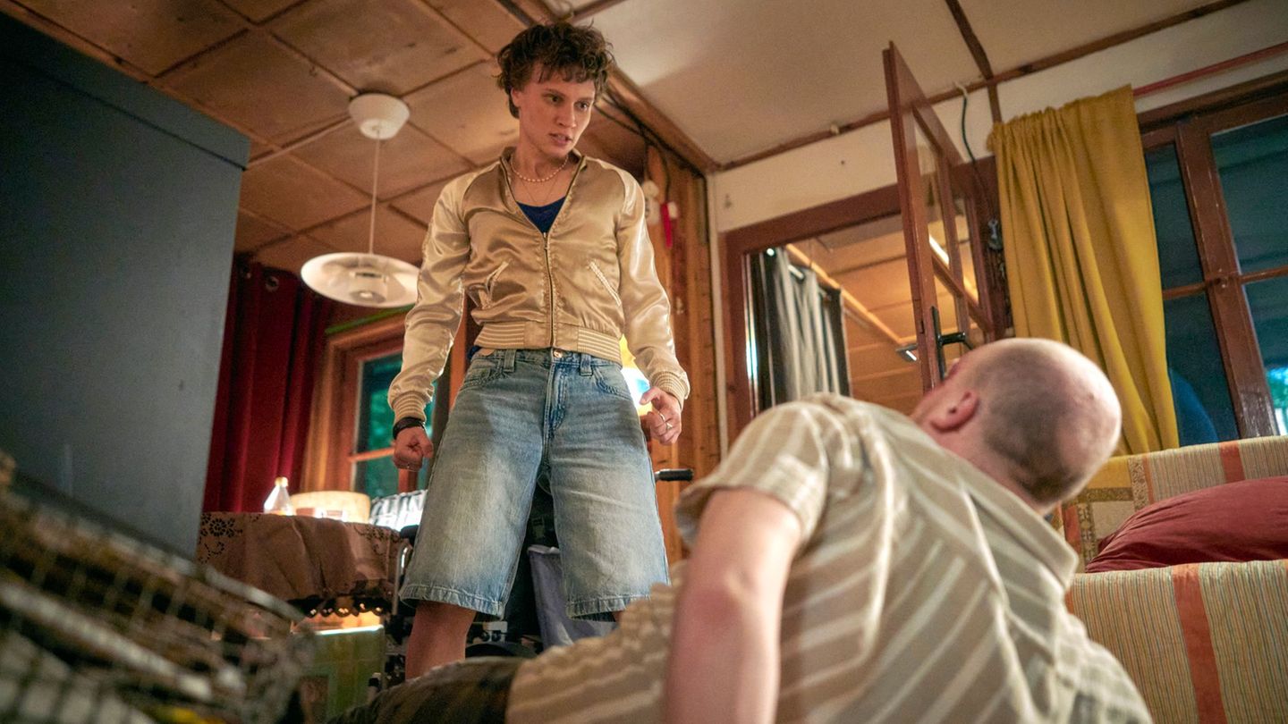 Lara Becker (Luna Jordan) überwältigt Maik Gerboth (Sebastian Jakob Doppelbauer) in einer Szene des "Polizeiruf 110: Your Body M