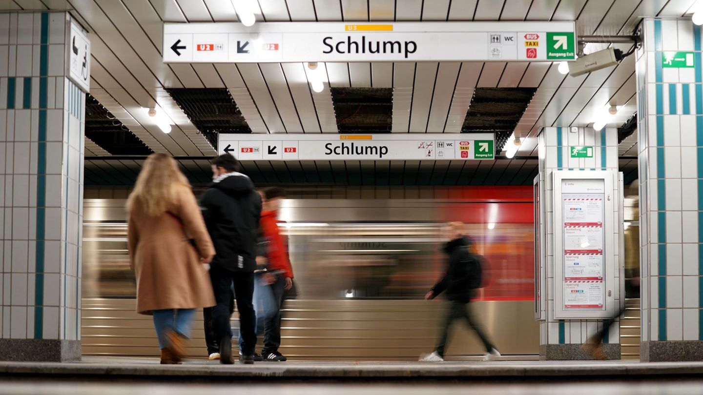 Am Umsteigebahnhof Schlump will die Hamburger Hochbahn bis zum Herbst 2026 alle sechs Rolltreppen austauschen. (Archivbild) Foto