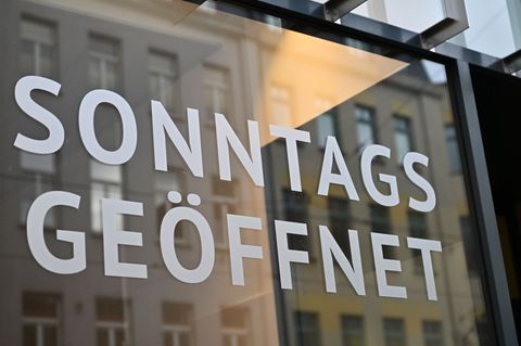 Geschäfte dürfen vom 15. März bis 31. Oktober in Schleswig-Holstein in touristisch bedeutsamen Regionen auch am Sonntag öffnen.