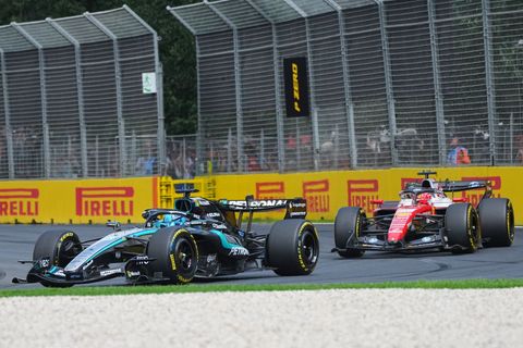 George Russell (l) und Charles Leclerc duellieren sich hart. Foto: Scott Barbour/AP/dpa