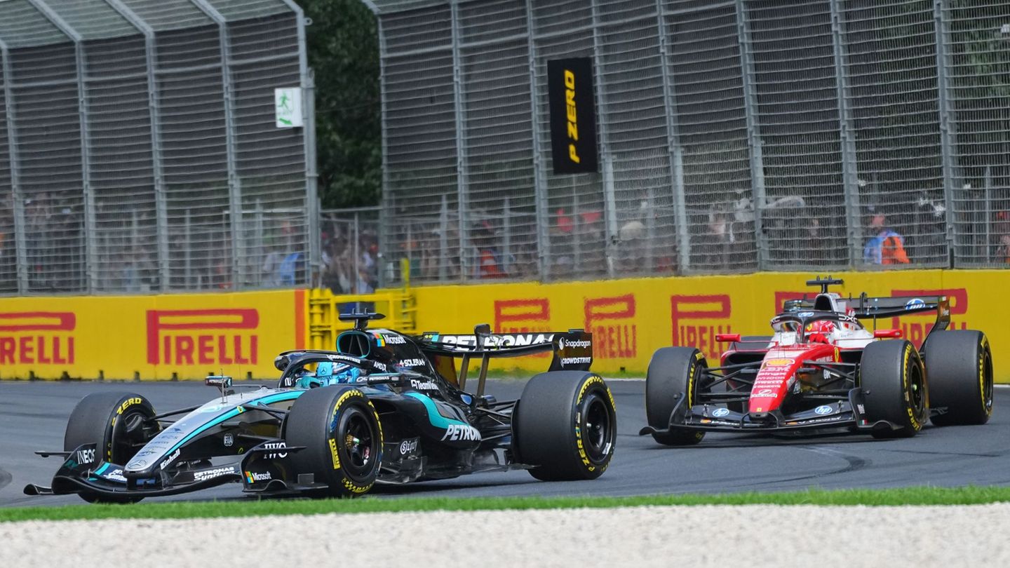 George Russell (l) und Charles Leclerc duellieren sich hart. Foto: Scott Barbour/AP/dpa