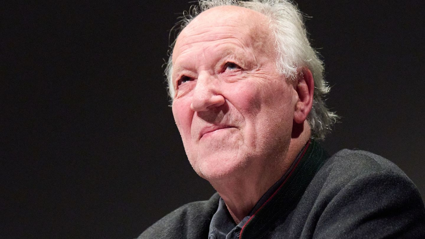 Werner Herzog gilt vielen als Kultfigur - sein Film "Ghost Elephants – Die Geister im Hochland Angolas" ist jetzt bequem zum Str
