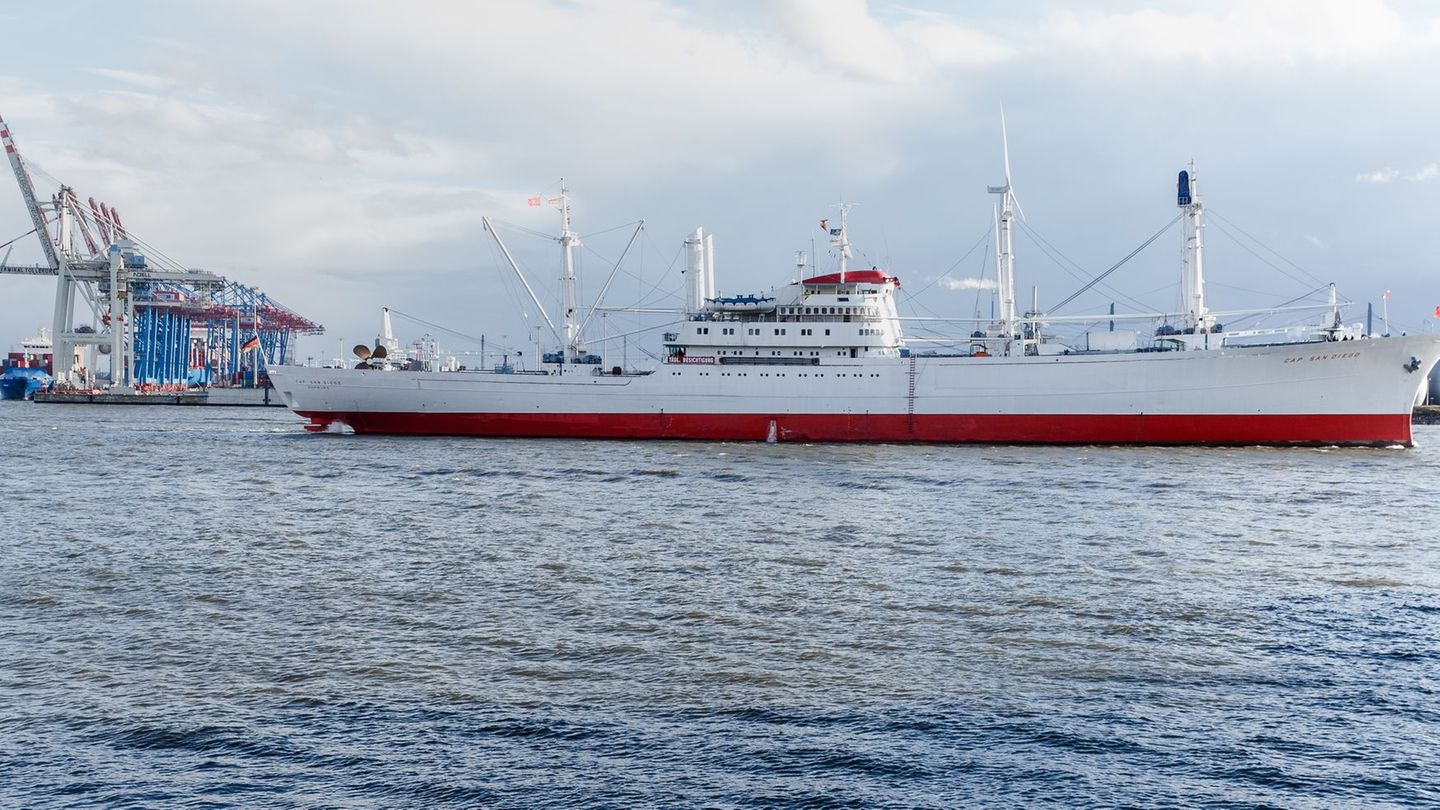 Die Cap San Diego muss zum Schiffs-Tüv nach Bremerhaven. (Archivbild) Foto: Markus Scholz/dpa