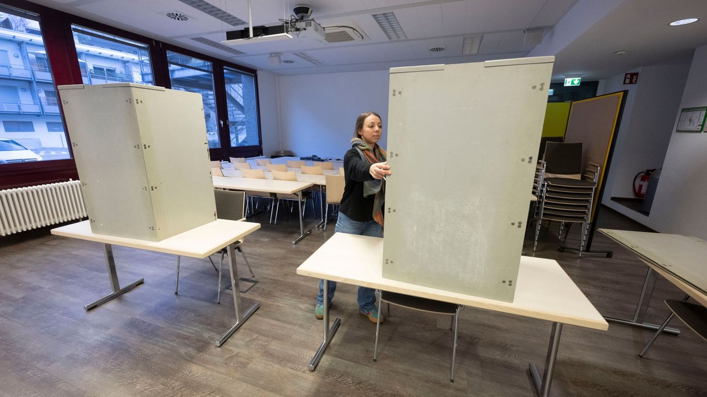 Die Wahllokale sind noch bis 18.00 Uhr geöffnet. Foto: Marijan Murat/dpa