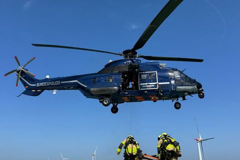 Bei den Einsätzen auf hoher See unterstützt auch die Bundespolizei, wie hier mit einem Hubschrauber vom Typ "Super Puma". Foto: