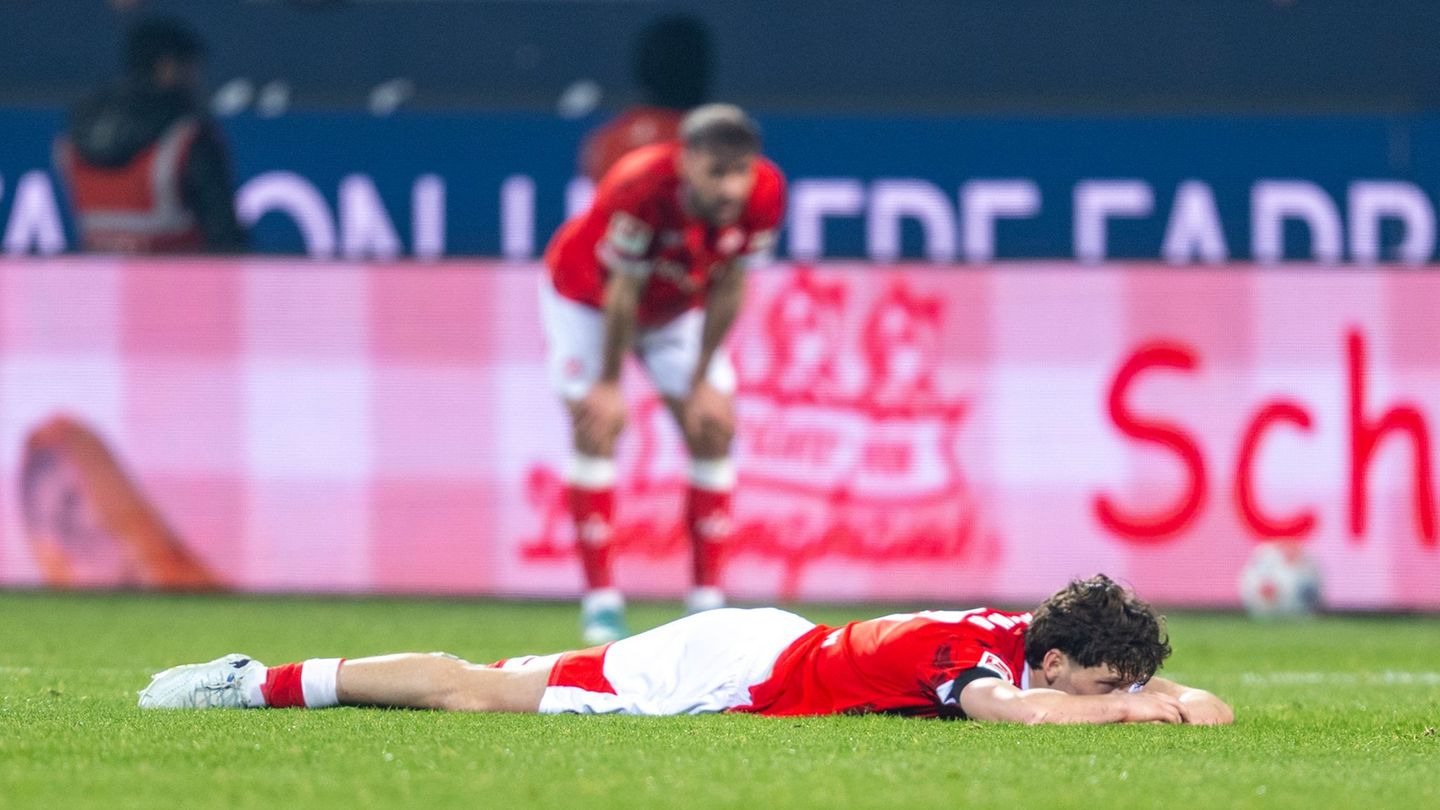 Niedergeschlagen nach der knappen Niederlage: Lauterns Leon Robinson liegt am Boden. Foto: David Inderlied/dpa