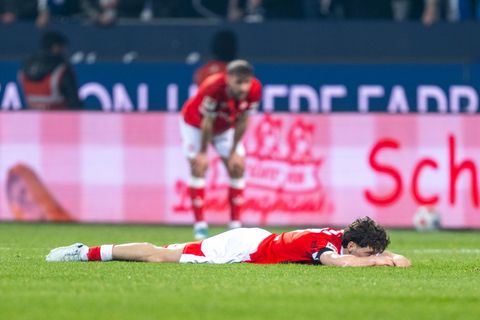 Niedergeschlagen nach der knappen Niederlage: Lauterns Leon Robinson liegt am Boden. Foto: David Inderlied/dpa