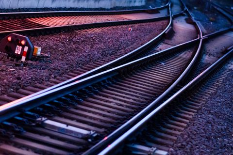Wegen der gesperrten Strecke konnten drei Züge nicht weiterfahren. (Symbolbild) Foto: Julian Stratenschulte/dpa