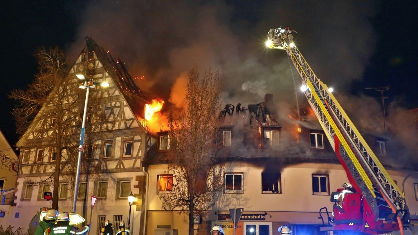 Millionenschaden: Hotel nach Brand in Nachbarhäusern evakuiert