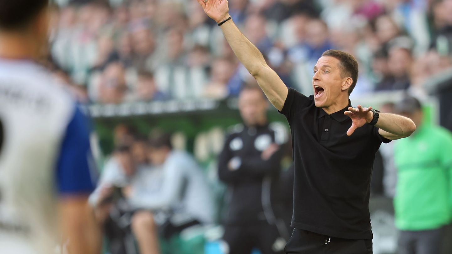 Fußball-Bundesliga: Wolfsburg räumt auf: Trainer und Sportchef weg