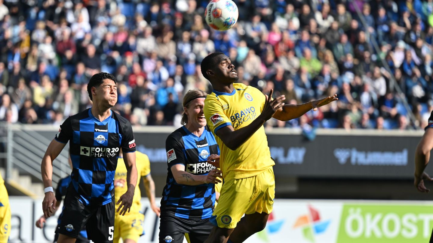 Braunschweigs Patrick Nkoa ist eher am Ball als die beiden Paderborner Santiago Castaneda (l) und Felix Götze. Foto: Swen Pförtn