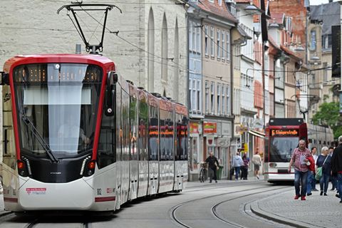 In Erfurt fahren trotz Warnstreiks Straßenbahnen. (Archivbild) Foto: Martin Schutt/dpa
