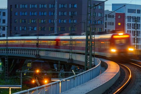 Der Angreifer konnte aus der S-Bahn fliehen (Symbolbild)