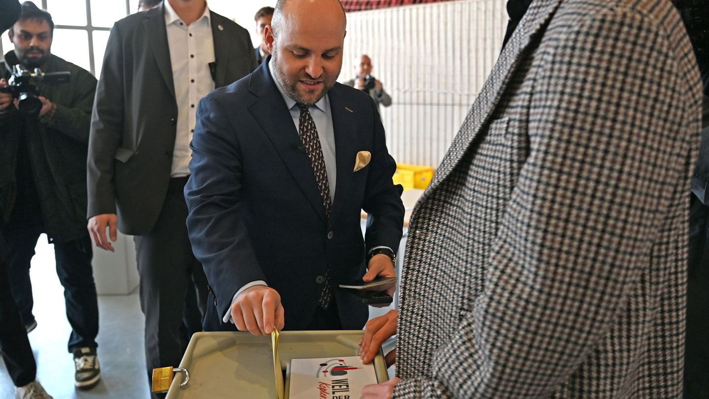 AfD-Spitzenkandidat Markus Frohnmaier gibt seine Stimme in Weil der Stadt ab. Foto: Markus Lenhardt/dpa