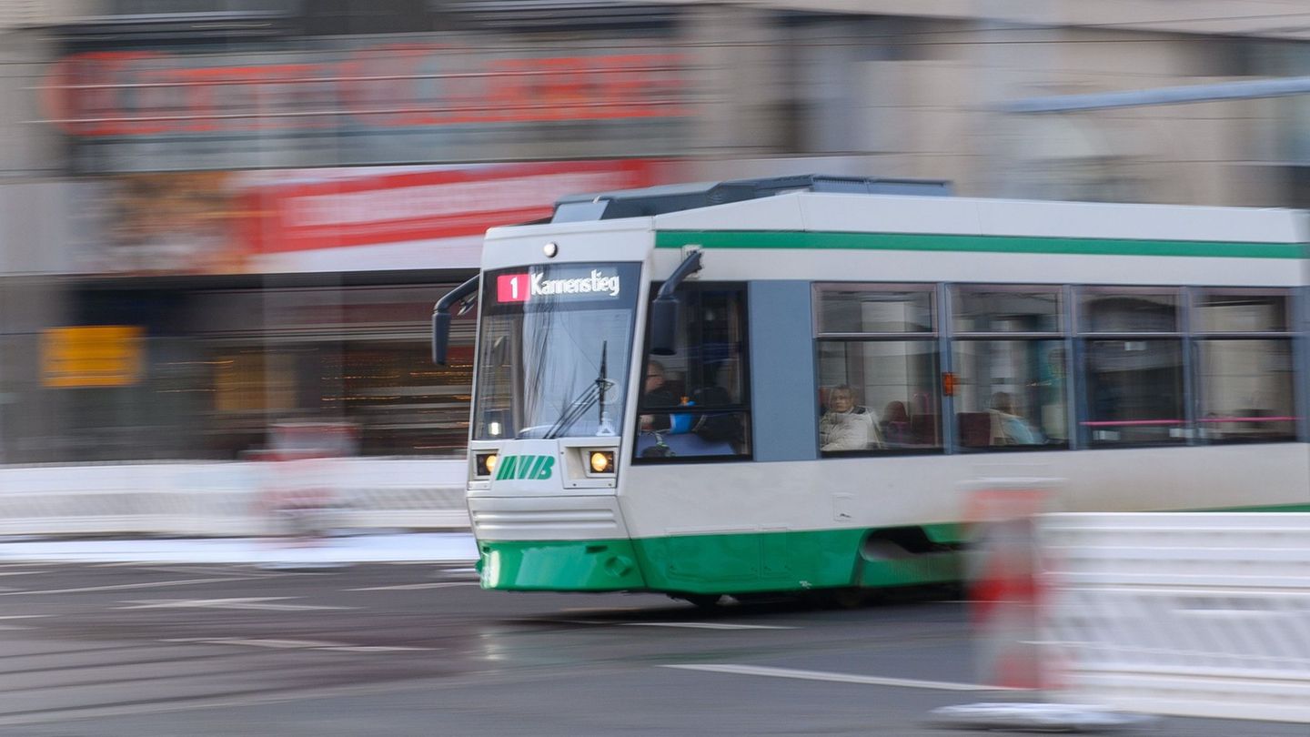 Die Frau fiel an einer Haltestelle in Magdeburg unter eine einfahrende Straßenbahn (Symbolbild)