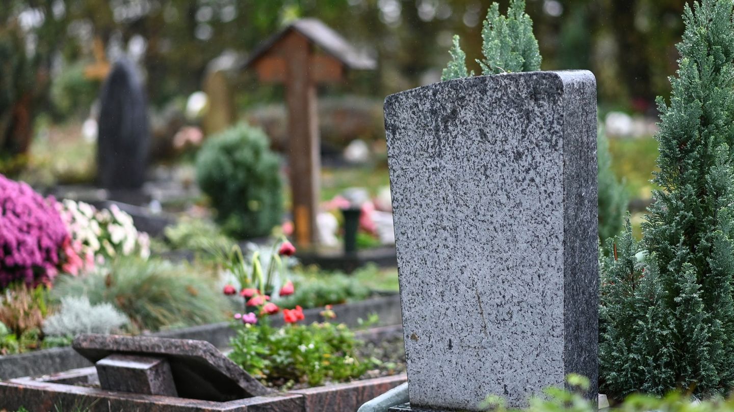 Der Friedhof im nordrhein-westfälischen Monheim wurde verwüstet (Symbolbild)