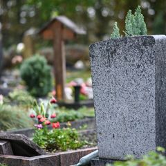 Der Friedhof im nordrhein-westfälischen Monheim wurde verwüstet (Symbolbild)