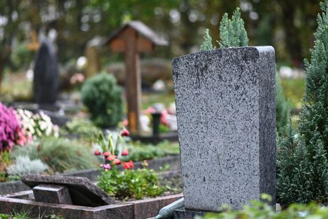 Der Friedhof im nordrhein-westfälischen Monheim wurde verwüstet (Symbolbild)