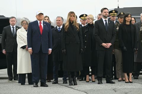 Trump wurde von mehreren Kabinettsmitgliedern begleitet